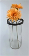 Låg passer til op til Ø 12 cm. Metal rustik look. Læg låget på evt. glas vase Stik dine blomster i hullerne.
